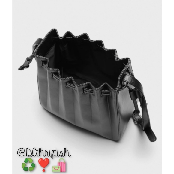 Banana Republic pleated bucket bag🖤 - Picture 3 of 9